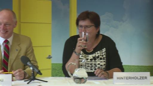 Betriebsansiedlungen, Wirtschaftsparks,
Regionalförderung und der aktuelle Breitbandausbau waren zentrale
Themen eines Pressegesprächs von LAbg. Bgm.in Michaela Hinterholzer,
stellvertretende ecoplus Aufsichtsratsvorsitzende, und ecoplus
Geschäftsführer Mag. Helmut Miernicki am 2. September in Amstetten.
„Beim Breitband-Ausbau im Mostviertel schreiten wir mit
Sieben-Meilen-Stiefel voran. Die Verhandlungen mit einem aktiven
Netzbetreiber für die Pilotregion Ybbstal sind nahezu abgeschlossen.
Im September kommt es zur Vertragsunterzeichnung, danach könnten
verschiedene Anbieter bereits ihre Endkundenprodukte präsentieren“,
so das gemeinsame Statement. Dieses Video bietet einen kurzen
Rückblick auf die Pressekonferenz.