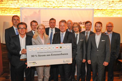  Betrieblicher Klimaschutz: BM Rupprechter lud die klimaaktiv
pakt2020-Partnerunternehmen zum Gedankenaustausch. Über eine
freiwillige Zielvereinbarung verpflichten sich die Partner zur
Einhaltung der österreichischen Klima- und Energieziele.