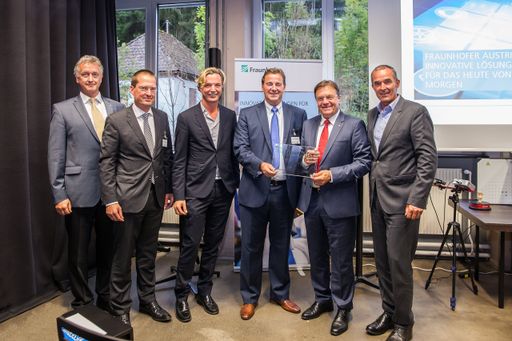 v.l.n.r.: Prof. Dr. Dieter Fellner, Prof. Dr. Georg Rosenfeld,
Markus Langes-Swarovski, Prof. Dr. Wilfried Sihn, Landeshauptmann
Günther Platter, Bürgermeister Thomas Oberbeirsteiner