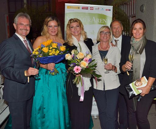 Im Bild (v.l.n.r.): NÖ. Landesrat Mag. Karl
Wilfing, ORF-Moderatorin Nadja Mader, Vienna Insurance 
Group-Vorstandsvorsitzende Prof. Elisabeth Stadler, Sanlas
Holding Chef Primarius Dr. Günter Nebel und ORF-Moderatorin Barbara
Karlich stoßen gemeinsam mit Natalia Ushakova (2.v.l.) auf den
erfolgreichen Arienabend in der Sommerarena Baden an.