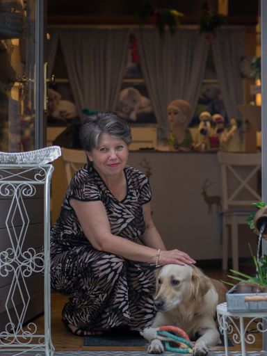  Die Geschäftsführerin mit dem Familienhund
