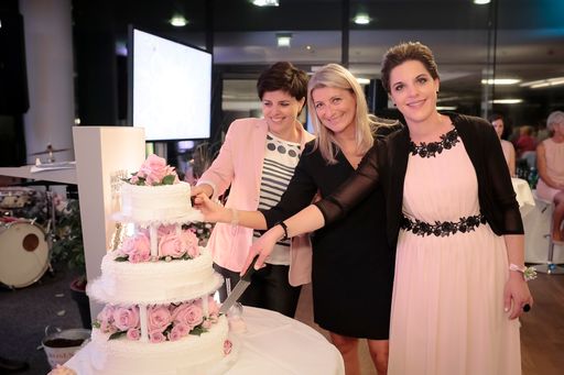  Karin Seiler-Lall und Christine Stelzer
(Tourismusverband Innsbruck) mit Theresa Gollner (Hoteldirektorin
Congress) feiern den 10. Hotelgeburtstag (v.l.n.r.)