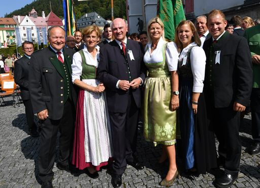 Vorschau Bild von NÖ Bauernbundobmann Hermann Schultes, NÖ
Volkskultur-GF Dorli Draxler, LH Erwin Pröll und Direktorin Klaudia
Tanner sowie die NÖ Landjugendleiter Sandra Zehetbauer und Harald
Hochedlinger (v.l.n.r.) auf der Wallfahrerkundgebung in Mariazell.