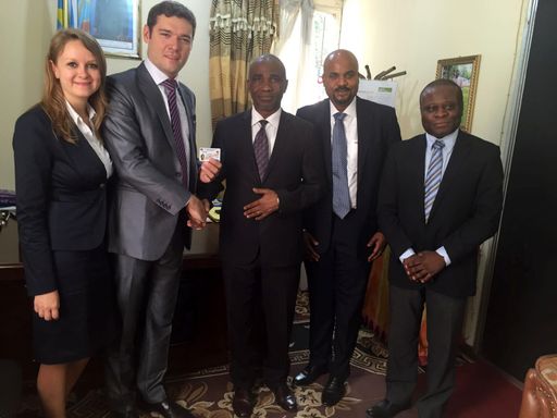 Vorschau Bild von Geschäftsführer Dorner mit Generalinspektor der kongolesischen
Regierung