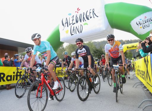 Vorschau Bild von Weltmeister Maurizio Fondriest (vorne),
Schirmherr Eddy Merckx (links) und Rene Haselbacher (2.v.r.) beim
Start der Eddy Merckx Classic in Fuschl am See.