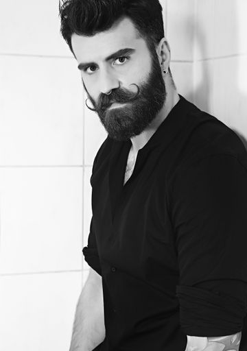 Neues Ausbildungsangebot für Fashion Stylisten ab
Herbst im WIFI Wien: Thomas Reinberger, Stylist und Modejournalist,
Teamplayer, Freigeist und Weltenbummler mit Hang zu japanischer
Historie instagram.com/thomas.reinberger