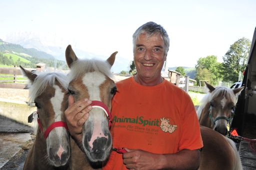 ANIMAL SPIRIT-Obmann Dr. Franz-Joseph Plank mit freigekauften
Haflingerfohlen in Tirol
