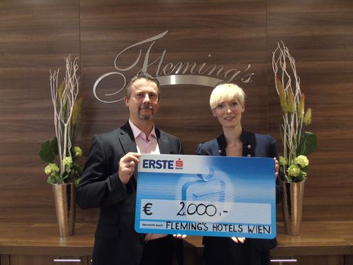 Fleming's Deluxe Hotel-Direktor Martin Sperl
übergibt stolz den gespendeten Betrag von 2.000 Euro an Andrea
Frevel vom Kinderhospiz Netz