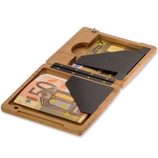  Jede unserer Brieftasche von Wogenfels ist ein Unikat, das aus
einem Stück Holz gefertigt und mit Carbon veredelt wird. Das Modell
1 wird aus 26 Einzelteilen in 44 Arbeitsschritten von Hand
zusammengebaut. Qualität und Individualität stehen dabei an erster
Stelle. Präzise Verarbeitung und das ausgeklügelte Design
gewährleisten eine lange Lebensdauer. Mit ihren rund 80 Gramm ist
diese Brieftasche auch ein wahres Leichtgewicht unter den
Portemonnaies. Eine spezielle Oberflächenbehandlung bringt die
Maserung des Holzes voll zur Geltung und gibt dem Holz zusätzlich
eine einmalige und unverwechselbare Haptik. Eine persönliche
Namensgravur verleiht dieser außergewöhnlichen Geldbörse den letzten
Schliff.