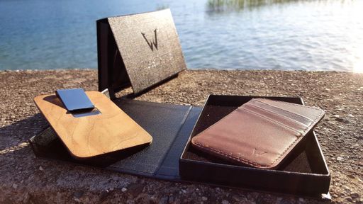 Vorschau Bild von Die Slim-Wallet besticht durch ihre Eleganz, Einfachheit und
Leichtigkeit. Jedes einzelne Stück wurde von Hand gefertigtund ist
von höchster Qualität. Die Brieftasche besteht aus einer
Geldscheinklammer, die aus hochwertigem Edelstahl gebogen und zum
Schutz verchromt wurde. Die Rückseite bietet 3 Karten-fächer aus
echtem Rindsleder. Die Vorderseite besteht aus einem Echtholzfurnier
oder einer Carbon Platte. Eine hochfeste GFK Platte bildet den Kern
der Holz Slim. Dieses besondere Material macht sie steif und schützt
somit alle Karten ideal. Holz ist ein nachhaltiger, langlebiger
Werkstoff, durch seine Maserung wird jedes Produkt zu einem Unikat.