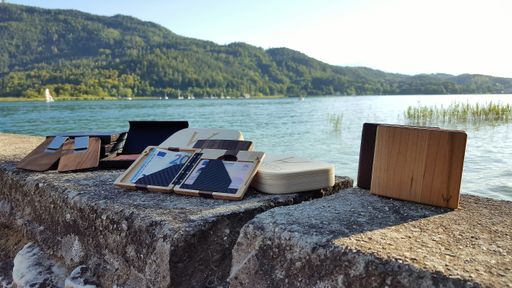 Vorschau Bild von Das Bild zeigt das Brieftaschensortiment der Firma Wogenfels vor
dem schönen Wörthersee.