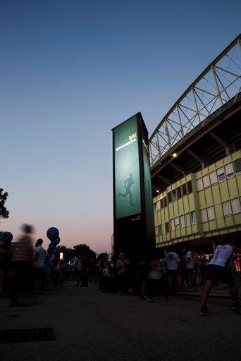 Vorschau Bild von Erstmalig präsentierte sich mit dem EPAMEDIA LED-Tower auch ein
werbliches Highlight im Startbereich der einzigartigen
Sportveranstaltung: Der acht Meter hohe und sechs Tonnen schwere
Digital Signage-Tower von Österreichs führenden Out-of-Home-Anbieter
führte eindrucksvoll die neuen Möglichkeiten digitaler Außenwerbung
vor und zeigte sich mit seinen drei überdimensionalen Screens von
seiner besten Seite.