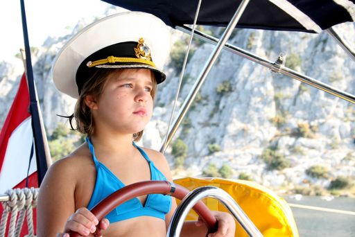 Zum 22. Mal sticht am 17. September die
„friedensflotte mirno more“ wieder in See. Das österreichische
Friedensprojekt erfreut sich immer größerer Bekanntheit.
Benachteiligte Kinder aus verschiedensten Ländern machen eine Woche
Urlaub und lernen dabei, Vorurteile über Bord zu werfen.