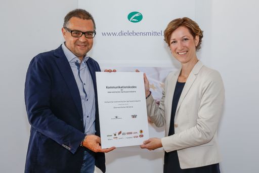 Die österreichische Spirituosenindustrie tritt dem
Österreichischen Werberat als förderndes Mitglied bei. Erstes
gemeinsames Projekt: Der neue Kommunikationskodex der
Spirituosenindustrie. Ein wichtiges Signal für
Branchen-Selbstregulierung.