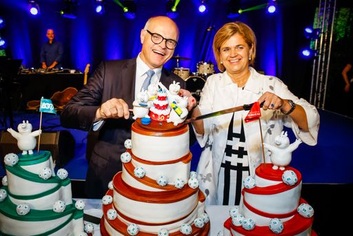  Generaldirektor Karl Stoss und Vorstandsdirektorin
Bettina Glatz-Kremsner schnitten die Geburtstagstorte an.