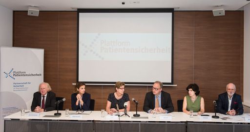 Pressekonferenz anlässlich des "International
Patient Safety Day" in den Räumlichkeiten der Österreichischen
Ärztekammer. Von links: Dr. Artur Wechselberger, Präsident der
Österreichischen Ärztekammer, Dr. Pamela Rendi-Wagner,
Sektionsleiterin im Bundesministerium für Gesundheit, Dr. Brigitte
Ettl, Vorsitzende der Plattform Patientensicherheit, Mag. pharm. Max
Wellan, Präsident der Österreichischen Apothekerkammer, Ursula
Frohner, Präsidentin des Österreichischen Gesundheits- und
Krankenpflegeverbands, Dr. Gerald Bachinger, Sprecher der ARGE der
Patientenanwälte Österreichs.