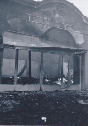  Brand Schloss Cobenzl 1980: Schloss Cobenzl stand
in den Morgenstunden des 21. Juli 1980 in Vollbrand. Die Wiener
Berufsfeuerwehr dokumentiert ihren Einsatz: ausgerückt 07:16 Uhr,
eingerückt 11:00 Uhr. Abschnittweise war die Arbeit nur mit
Atemschutz möglich. Das Tanklöschfahrzeug "Grinzing", das
Sonderlöschfahrzeug "Döbling" und die Wasserwerfer vom Grossfahrzeug
"Döbling" und "Floridsdorf" wurden zur Brandbekämpfung eingesetzt.
Als Brandwache blieb nach den Löscharbeiten das Rüstlöschfahrzeug
"Kahlenbergerdorf" an der Einsatzstelle. Schloss Cobenzl war eine
Brandruine, angrenzende Gebäude wurden unterschiedlichen Grades
beschädigt. Fotos zur freien Verwendung überlassen von: Kustos
Heinrich Krenn, Wiener Feuerwehrmuseum, 1010 Wien, Am Hof 7. Nennung
erforderlich!