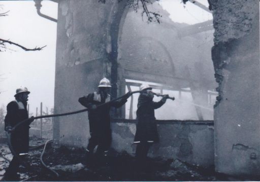 Vorschau Bild von Brand Schloss Cobenzl 1980: Schloss Cobenzl stand
in den Morgenstunden des 21. Juli 1980 in Vollbrand. Die Wiener
Berufsfeuerwehr dokumentiert ihren Einsatz: ausgerückt 07:16 Uhr,
eingerückt 11:00 Uhr. Abschnittweise war die Arbeit nur mit
Atemschutz möglich. Das Tanklöschfahrzeug "Grinzing", das
Sonderlöschfahrzeug "Döbling" und die Wasserwerfer vom Grossfahrzeug
"Döbling" und "Floridsdorf" wurden zur Brandbekämpfung eingesetzt.
Als Brandwache blieb nach den Löscharbeiten das Rüstlöschfahrzeug
"Kahlenbergerdorf" an der Einsatzstelle. Schloss Cobenzl war eine
Brandruine, angrenzende Gebäude wurden unterschiedlichen Grades
beschädigt. Fotos zur freien Verwendung überlassen von: Kustos
Heinrich Krenn, Wiener Feuerwehrmuseum, 1010 Wien, Am Hof 7. Nennung
erforderlich!