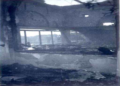 Vorschau Bild von Brand Schloss Cobenzl 1980: Schloss Cobenzl stand
in den Morgenstunden des 21. Juli 1980 in Vollbrand. Die Wiener
Berufsfeuerwehr dokumentiert ihren Einsatz: ausgerückt 07:16 Uhr,
eingerückt 11:00 Uhr. Abschnittweise war die Arbeit nur mit
Atemschutz möglich. Das Tanklöschfahrzeug "Grinzing", das
Sonderlöschfahrzeug "Döbling" und die Wasserwerfer vom Grossfahrzeug
"Döbling" und "Floridsdorf" wurden zur Brandbekämpfung eingesetzt.
Als Brandwache blieb nach den Löscharbeiten das Rüstlöschfahrzeug
"Kahlenbergerdorf" an der Einsatzstelle. Schloss Cobenzl war eine
Brandruine, angrenzende Gebäude wurden unterschiedlichen Grades
beschädigt. Fotos zur freien Verwendung überlassen von: Kustos
Heinrich Krenn, Wiener Feuerwehrmuseum, 1010 Wien, Am Hof 7. Nennung
erforderlich!