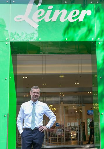 Vorschau Bild von Dr. Gunnar George, CEO kika Leiner, vor der neu
eröffneten Filiale Leiner Wien 7