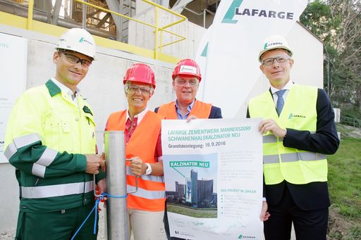  http://www.apa-fotoservice.at/galerie/8174 Im Bild
v.l.n.r.: Dr. Joseph Kitzweger (Werksleiter Lafarge Zementwerk
Mannersdorf), LR Dr.in Petra Bohuslav (Wirtschaftslandesrätin NÖ),
Gerhard David (Bürgermeister Mannersdorf), Antoine Duclaux (CEO
Lafarge Central Europe East)