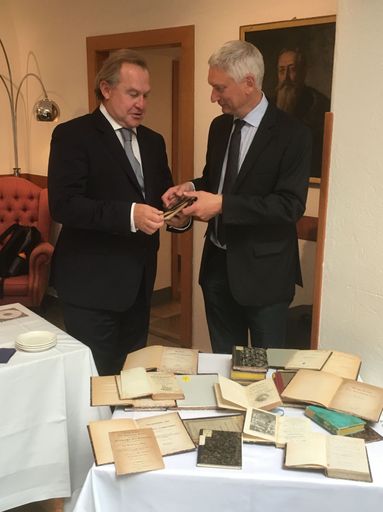 Vorschau Bild von Dr. Stephan Kellner (re.) von der Bayerischen
Statsbibliothek übergibt die 27 Bände dem Großmeister der Großloge
von Österreich, Dr. Georg Semler