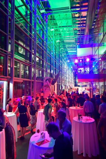 Vorschau Bild von Im Atrium des Institutes für Molekulare Biotechnologie (IMBA)
herrschte bei der 10-Jahresfeier des Vienna Open Labs ausgelassene
Stimmung