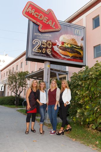 Sandra Veronese (DDB Tribal, Kundenberatung, Key Account
Management), Bisi Andrejevic (OMD), Julia Pongratz (McDonald’s,
Junior Specialist Marketing) und Hülya Cetin Dogan (EPAMEDIA, Key
Account Manager) präsentieren die Kampagne mit Biss