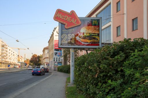 Vorschau Bild von Mit der kreativen Sonderumsetzung schöpft McDonald’s Österreich
das Potenzial der Außenwerbung im Mediamix optimal aus.