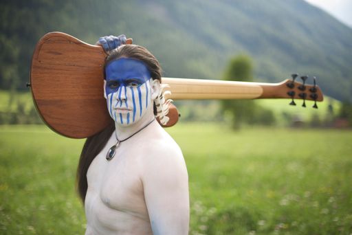 Vorschau Bild von Nach Snow Owl’s höchst erfolgreicher, Latin Grammy nominierter CD
“Normas” hat sich Juan García-Herreros mit “The Blue Road” einer
spirituellen Reise verschrieben.