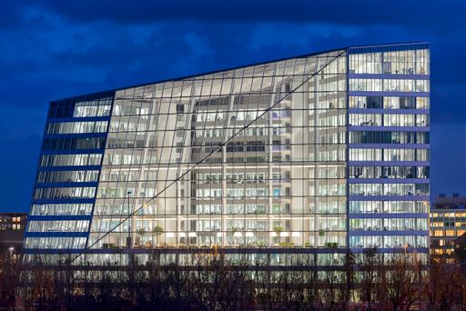 Vorschau Bild von Für das innovatives Konzept erhielt das 40.000m²
große Bürogebäude "The Edge" mit 98,36% die höchste je vergebene
Bewertung des BREAAM-Awards und erfüllt die höchsten
Nachhaltigkeitsstandards.