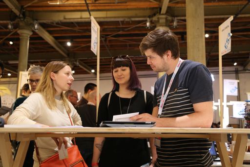 Vorschau Bild von Der Steyrer Designer Sebastian Zachl präsentiert
seinen Tisch adjus_table auf der Maker Faire Vienna.