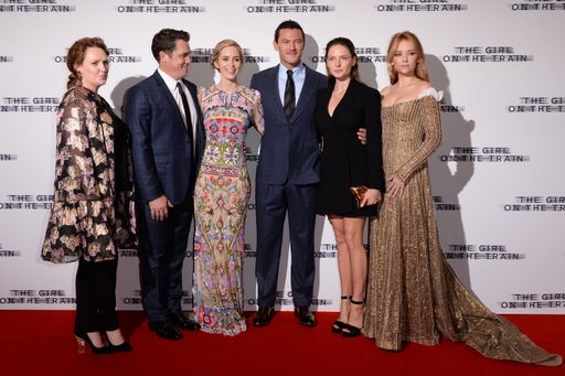  LONDON, ENGLAND 20TH SEPTEMBER 2016: Autorin Paula
Hawkins, Regisseur Tate Taylor, Emily Blunt, Luke Evans, Rebecca
Ferguson und Haley Bennett auf der Weltpremiere von GIRL ON THE
TRAIN im Odeon Leicester Square in London, England am 20. September
2016.