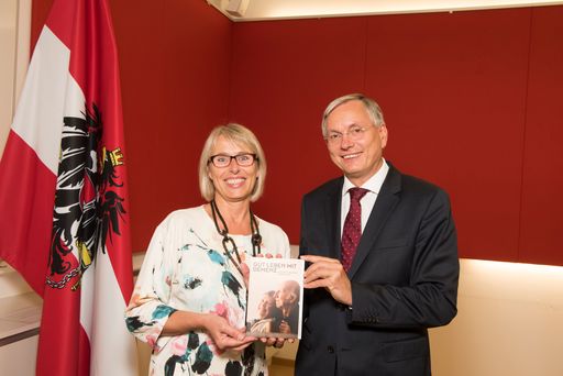 Sozialminister Stöger und Edith Span, MAS
Alzheimerhilfe präsentieren neues Demenz-Sachbuch