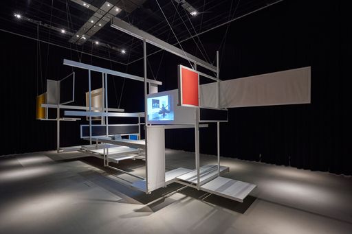  MAK-Ausstellungsansicht, 2016 "FRIEDRICH KIESLER.
Lebenswelten" Friedrich Kiesler, "Raumstadt", 1925/2010 Belvedere,
Wien Lili Reynaud-Dewar, "Monsieur Kiesler I am wearing your Endless
House. How does it suit me?", 2016 HD-Video, Courtesy of the artist
and Galerie Emanuel Layr MAK-Ausstellungshalle