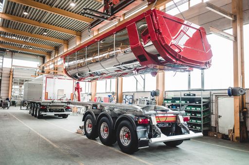 Vorschau Bild von Montagehalle / Entwicklung hin zu mehr
Individualität: Die durchschnittliche Konstruktionszeit pro Fahrzeug
ist innerhalb von fünf Jahren um 60 Prozent gestiegen. (Abdruck in
Zusammenhang mit der Aussendung honorarfrei)