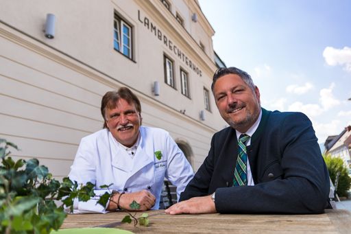 Vorschau Bild von Tipkoch Erich Pucher mit Geschäftsführer Bertram
Mayer vor dem Naturparkhotel Lambrechterhof im Naturpark
Zirbitzkogel-Grebenzen (Steiermark).