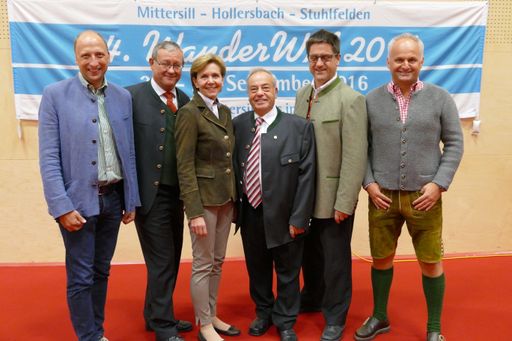  Im Bild v.l.n.r.: Roland Rauch (Geschäftsführer Mittersill plus
Tourismus), Bürgermeister Dr. Wolfgang Viertler (Stadtgemeinde
Mittersill), Landtagspräsidentin Dr. Brigitta Pallauf, Franz
Kirchweger (Präsident ÖVV), LAbg. Michael Obermoser und Christian
Wörister (Geschäftsführer Ferienregion Nationalpark Hohe Tauern
GmbH)