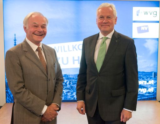 Vorschau Bild von Wvg-Geschäftsführer Jörg Wippel und der Generaldirektor der
Niederösterreichischen Versicherung AG Dr. Hubert Schultes freuen
sich über das erfolgreiche Projekt "Mein 11er - Trendig & modern
wohnen" in der Nussbaumallee 14 in Simmering.