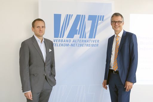  https://www.apa-fotoservice.at/galerie/8196 Im Bild
v.li: Florian Schnurer (Geschäftsführer VAT); Jan Trionow (VAT
Präsident, CEO Hutchison Drei Austria)