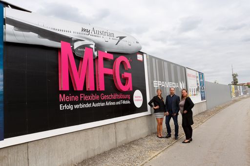 Veronika Wetterich (MediaCom), Stefan Ott (T-Mobile
Austria) und Monika Ornik (EPAMEDIA) stellen die kreative
Formatsprengung vor, die Referenzkunde des Mobilfunkanbieters in
Szene setzt.