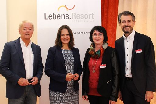  Prim. Dr. Edwin Halmschlager (Leiter
Stoffwechsel-Rehabilitation im Lebens.Resort Ottenschlag),
Prokuristin Dr. Christina Lohninger, DGKP Andrea Reinold
(Diabetesberaterin und Selbsthilfepartnerin im Landesklinikum
Zwettl, DGKP Jürgen Friedl, MSc (Pflegedienstleiter im Lebens.Resort
Ottenschlag)