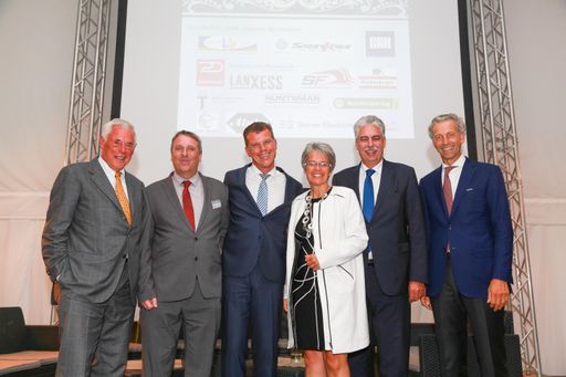  (v.l.n.r.) Bramac Gründer Alexander Maculan, Bramac
Vertriebsleiter Thomas Schöffer, Bramac Geschäftsführer Michael
Utvary, Landesrätin Petra Bohuslav, Finanzminister Hans Jörg
Schelling, Regional President Südeuropa der Braas Monier Building
Group Andrea Benincasa