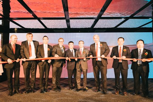 Vorschau Bild von Die Feier fand ihren feierlichen Höhepunkt im
gemeinsamen Knüpfen des Roten Bandes