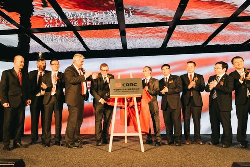 Vorschau Bild von Feierliche Tafelenthüllung: Der führende
chinesische Schienenfahrzeughersteller CRRC Zhuzhou Electric
Locomotive Co., Ltd. (CRRC ZELC) eröffnete am 26. September im DC
Tower in Wien mit der Gründung der CRRC ZELC Verkehrstechnik GmbH
seine Europazentrale