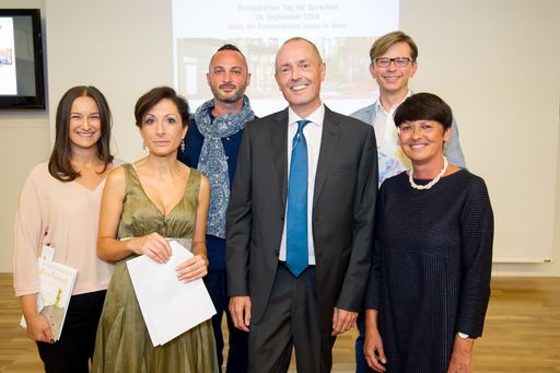 http://www.apa-fotoservice.at/galerie/8202 im Bild
v.l.nr.: Irina Cornişteanu (Präsidentin EUNIC Austria, Leiterin
Rumänisches Kulturinstitut), Arianna Medoro (Gründerin/Leiterin
Italienischer Kulturverein EtArcadia), Paolo Pace (Regisseur,
Schauspieltruppe "La Giostra") Achim Braun (Sprachbeauftragter
EU-Kommission), Martin Krafl ( scheidender Präsident EUNIC Austria,
Leiter Tschechisches Zentrum), Susanne Schauf (Referentin)