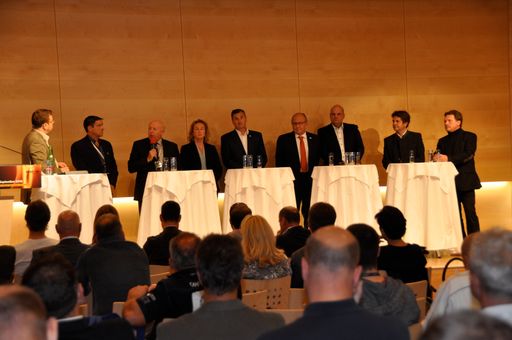 Vorschau Bild von Im Bild v.l.n.r.:: Moderator Ellmerer Stephan,
Richard Schupfer Landesinnungsmeister Südtirol, Oswald Wilhelm
Präsident der Europ. Schornsteinfegermeisterföderation ESCHFÖ und
Bundesinnungsmeister BRD, Elisabeth Berger Vereinigung
Österreichischer Kessellieferanten, Peter Engelbrechtsmüller
Bundesinnungsmeister Österreich, KommR. Ing. Michael Mattes
Bundesinnungsmeister Installateure, DI Dr. Thomas Schiffert Leiter
Österr. Kachelofenverband, Heinz Nether Landesinnungsmeister Bayern,
Heinrich Moser Landesinnungsmeister Hafner Tirol.