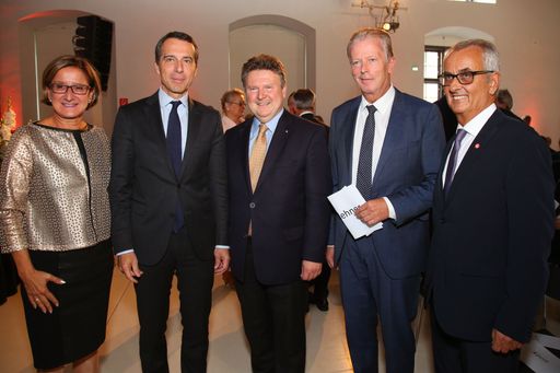  http://www.apa-fotoservice.at/galerie/8204 Im Bild
v.l.: Johanna Mikl-Leitner (LH-Stv.in Niederösterreich), Christian
Kern (Bundeskanzler), Michael Ludwig (Wiener Wohnbaustadtrat),
Reinhold Mitterlehner (Vizekanzler), Karl Wurm (Verbandsobmann GBV)