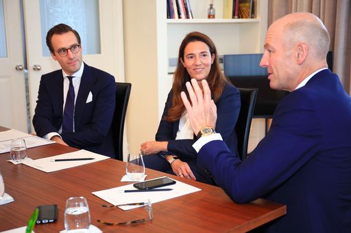 http://www.apa-fotoservice.at/galerie/8240 Im Bild
v.l.n.r.: Christoph Trauttenberg (Director Michael Page Austria),
Esther Roman (Regional Human Resources Director Continental Europe),
Steve Ingham (CEO PageGroup)