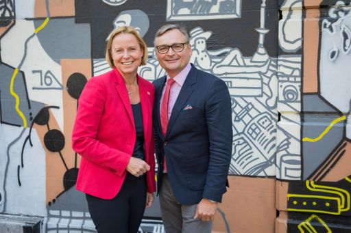  Dr. Petra Stolba (GF der ÖW) und Michael Gigl
(ÖW-Region Manager USA & Australien) beim Pressegespräch der
Österreich Werbung am 27. September 2016 auf der Summerstage in
Wien.